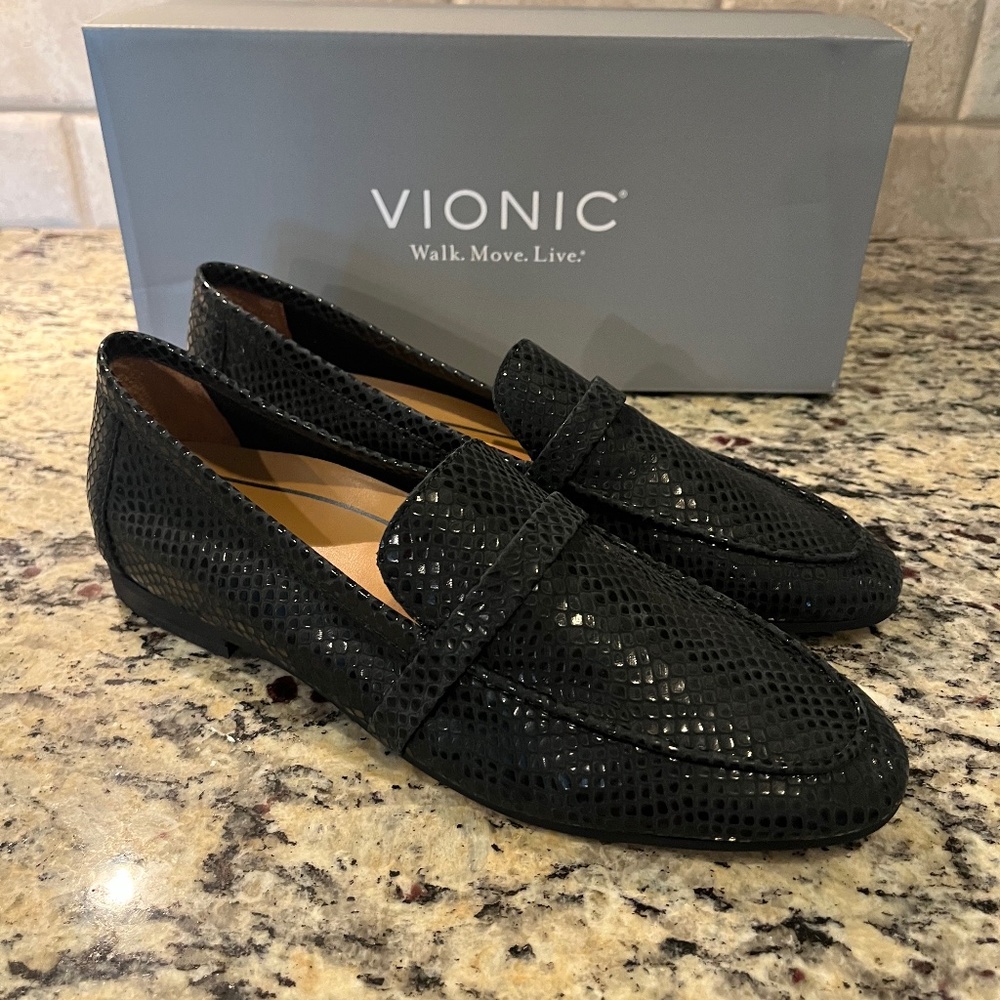 Vionic Loafers NIB Size 9 black Zana Lizard